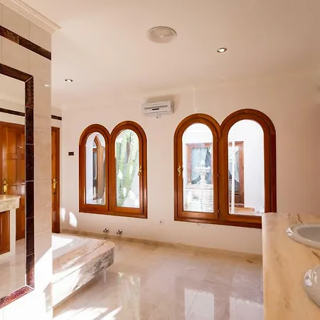 Luxury With Sauna, Sea View And 2.200 M2 Garden