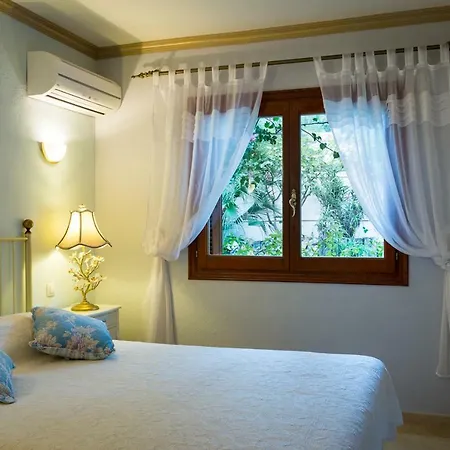 Luxury With Sauna, Sea View And 2.200 M2 Garden *