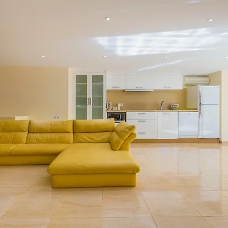 Luxury With Sauna, Sea View And 2.200 M2 Garden *