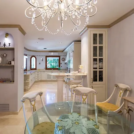 Luxury With Sauna, Sea View And 2.200 M2 Garden *