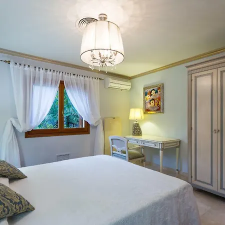 Luxury With Sauna, Sea View And 2.200 M2 Garden *