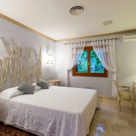 Luxury With Sauna, Sea View And 2.200 M2 Garden *
